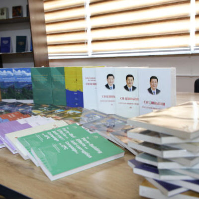 В Институт государства и права передана литература из КНР