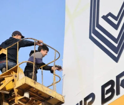 Вывески перестанут быть рекламой, а переводы на своих картах — без процентов