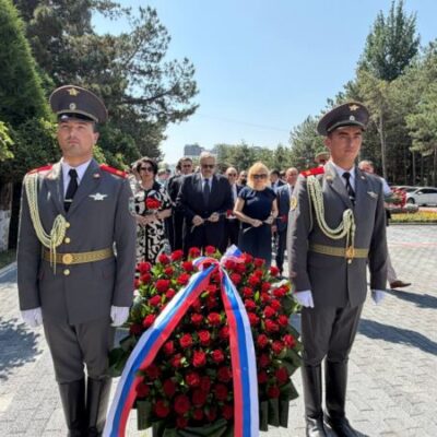 К Вечному огню на «Братских могилах» возложили цветы