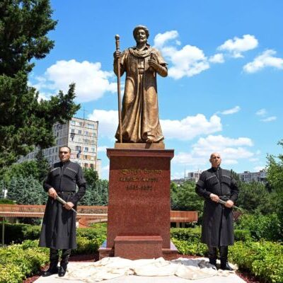 В Тбилиси открыт памятник Алишеру Навои